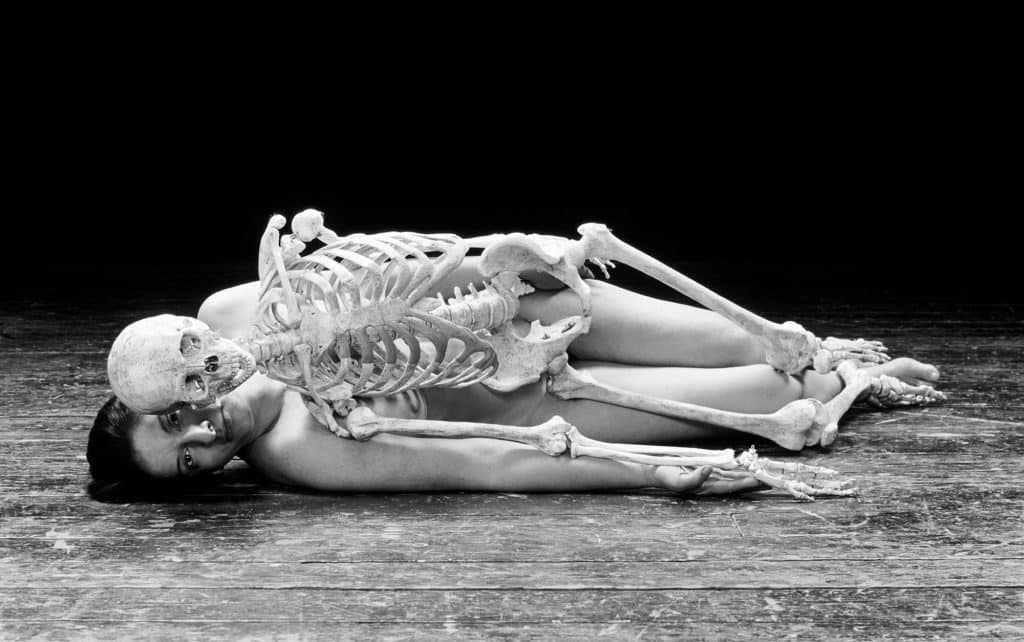 Marina Abramovic. Nudo con scheletro